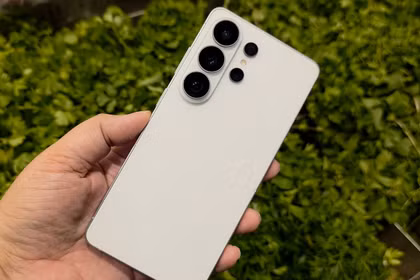 YouTuber tại Dubai mở hộp Galaxy S26 Ultra trước ngày Samsung công bố