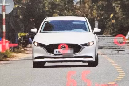Xe ô tô con chạy 65 km/h trên đoạn đường giới hạn 50 km/h khi chở người bệnh nguy kịch đi cấp cứu tại Đà Nẵng. Ảnh: Cục CSGT.