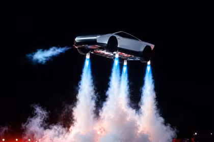 Siêu xe điện của Tesla trình diễn khả năng bay