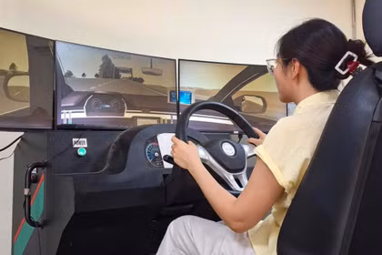 Học viên thực hành trên thiết bị mô phỏng lái xe. Ảnh: Vũ Lê.