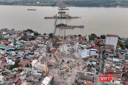 Nhiều căn nhà đã được tháo dỡ để phục vụ dự án xây dựng cầu Trần Hưng Đạo