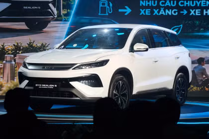 BYD Sealion 5 sử dụng thiết kế SUV đô thị với đèn LED phía trước, mâm hợp kim 18 inch và các chi tiết ốp tối màu quanh thân xe. Ảnh: Thượng Tâm.