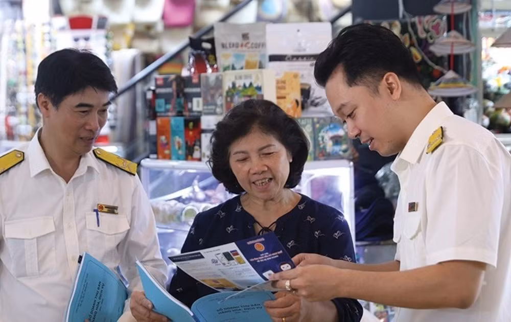 Hộ, cá nhân kinh doanh doanh thu đến 10 tỷ đồng có thể được giảm 30% thuế. Ảnh: VGP.