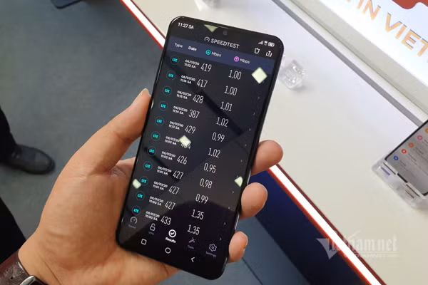 Tốc độ 5G thử nghiệm tại Việt Nam đạt mốc 400 Mbps. Đáng chú ý khi thử nghiệm này dùng cả thiết bị đầu cuối 5G (Vsmart Aris) và thiết bị mạng 5G (Viettel) do các doanh nghiệp Việt Nam tự sản xuất. Ảnh: Trọng Đạt Tốc độ 5G thử nghiệm tại Việt Nam đạt mốc 400 Mbps. Đáng chú ý khi thử nghiệm này dùng cả thiết bị đầu cuối 5G (Vsmart Aris) và thiết bị mạng 5G (Viettel) do các doanh nghiệp Việt Nam tự sản xuất. Ảnh: Trọng Đạt