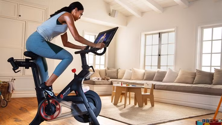 Peloton là đối thủ mới nhất của Apple. Công ty này bán xe đạp tập luyện cùng các gói tập, có giá tới 30 USD/tháng. Ảnh: Peloton.