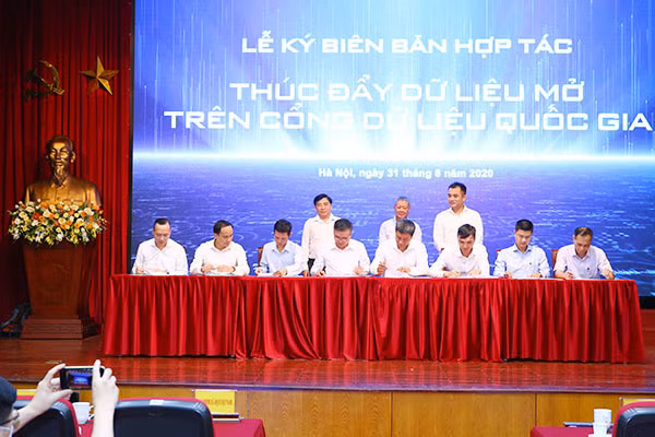 Đại diện các đơn vị thuộc: Bộ TT&TT, Bộ TN&MT, Bộ KH&CN, Bộ Y tế, Bộ GD&ĐT, Bảo hiểm xã hội Việt Nam, Đại học Quốc gia Hà Nội và VietnamPost ký biên bản phối hợp thúc đẩy dữ liệu mở trên Cổng Data.gov.vn.
