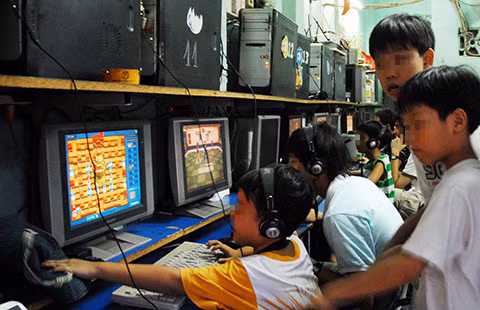 Thời hoàng kim, quán net thu hút đông đảo người chơi game online ở đủ mọi lứa tuổi. Thời hoàng kim, quán net thu hút đông đảo người chơi game online ở đủ mọi lứa tuổi.
