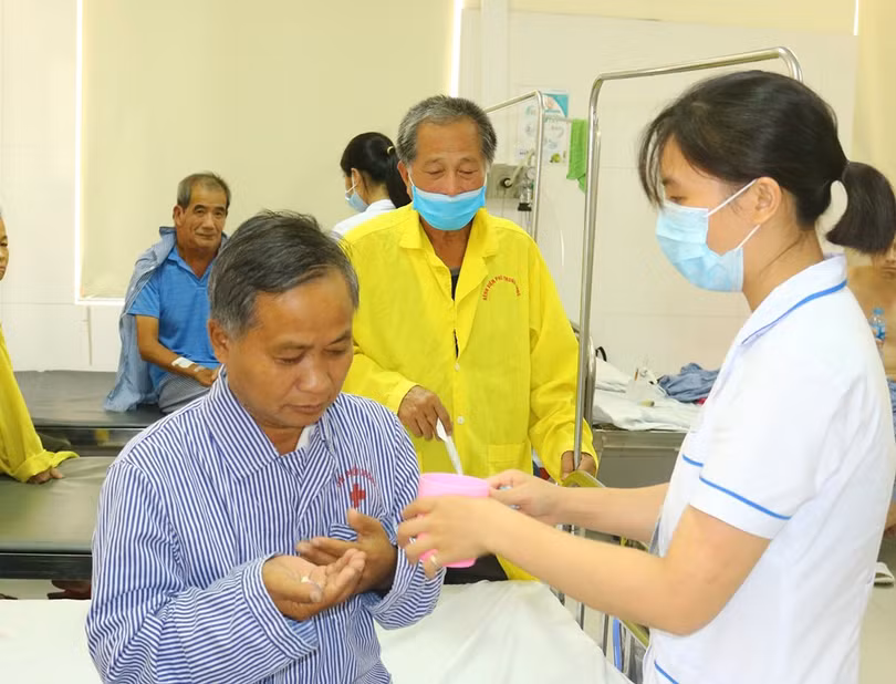 Ông Siêng Bun Thăn được chăm sóc chu đáo trong những ngày nằm viện Ông Siêng Bun Thăn được chăm sóc chu đáo trong những ngày nằm viện