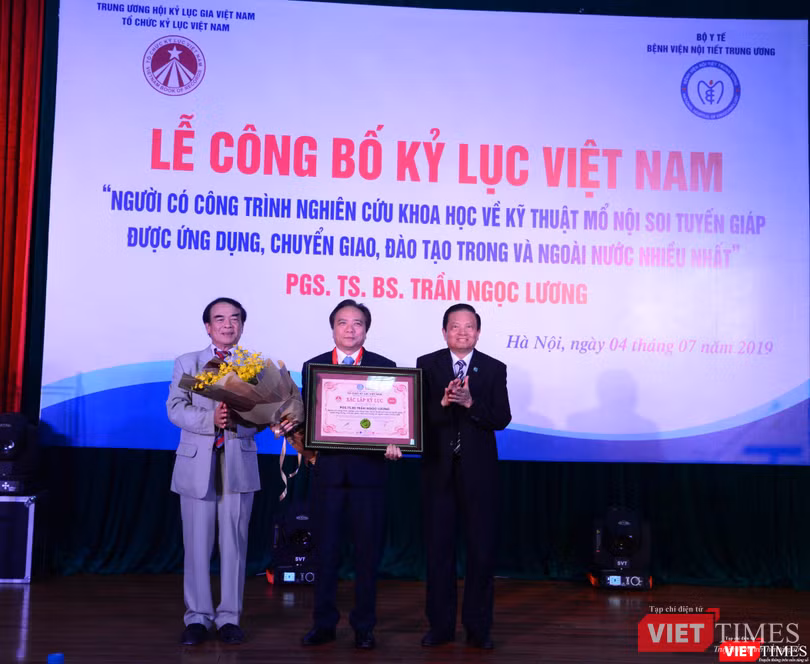 PGS.TS. Trần Ngọc Lương nhận Kỷ lục Việt Nam do Tổ chức Kỷ lục Việt Nam trao PGS.TS. Trần Ngọc Lương nhận Xác lập kỷ lục Việt Nam