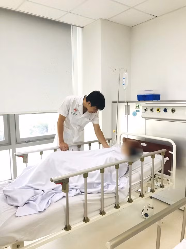 Bác sĩ Phạm Văn Cường chăm sóc bệnh nhân