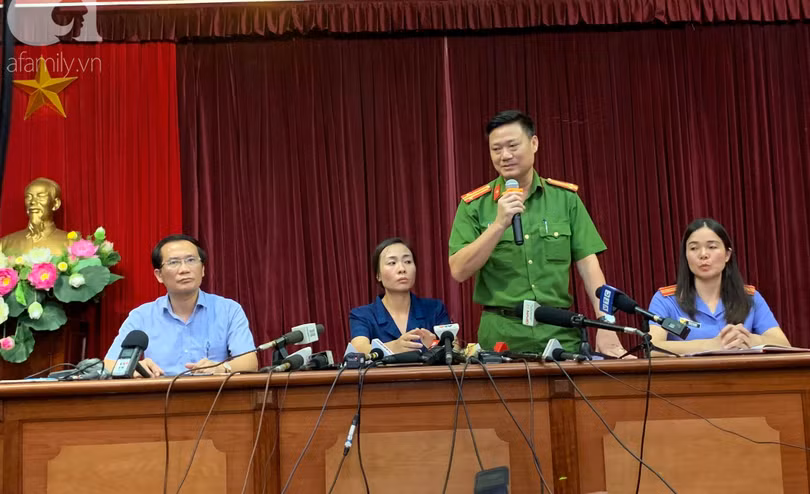 Tại cuộc họp báo trưa 7/8, Công an quận Cầu Giấy thông tin về vụ việc cháu bé tử vong do bị bỏ quên trên xe đưa đón Tại cuộc họp báo trưa 7/8, đại diện Công an quận Cầu Giấy thông tin về vụ việc cháu bé tử vong do bị bỏ quên trên xe