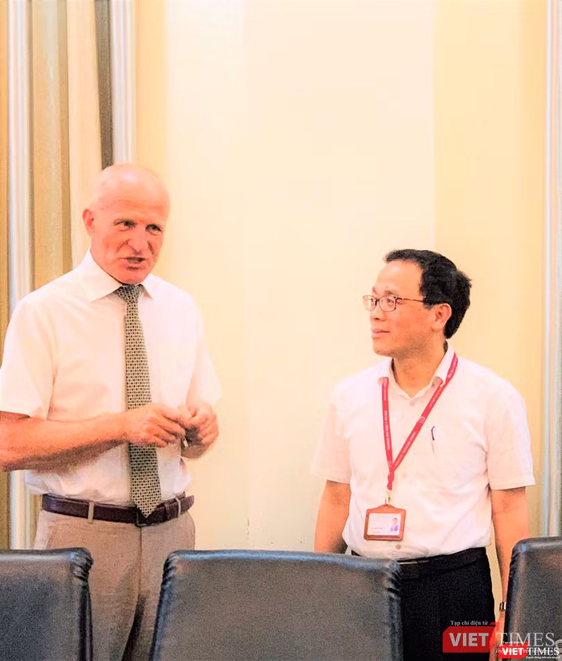 Viện sĩ Sidelnikov Nikolai Ivanovich và GS.TS. Tạ Thành Văn trao đổi về sự hợp tác cùng phát triển