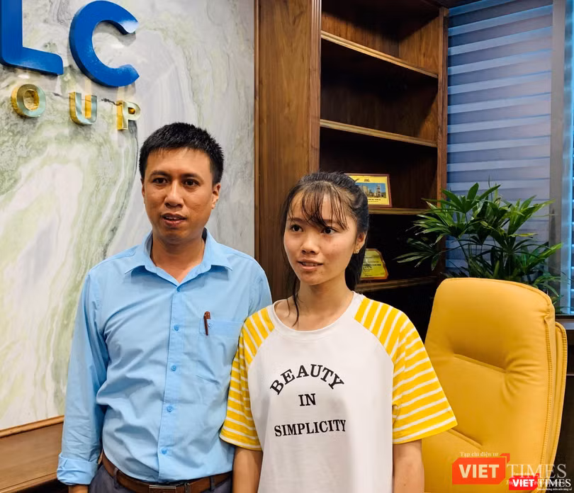 Trịnh Thị Phúc và thầy Hoàng Văn Dũng – Phó Hiệu trưởng Trường THPT Thọ Xuân 4 - người đã cưu mang Phúc suốt những năm học THPT 