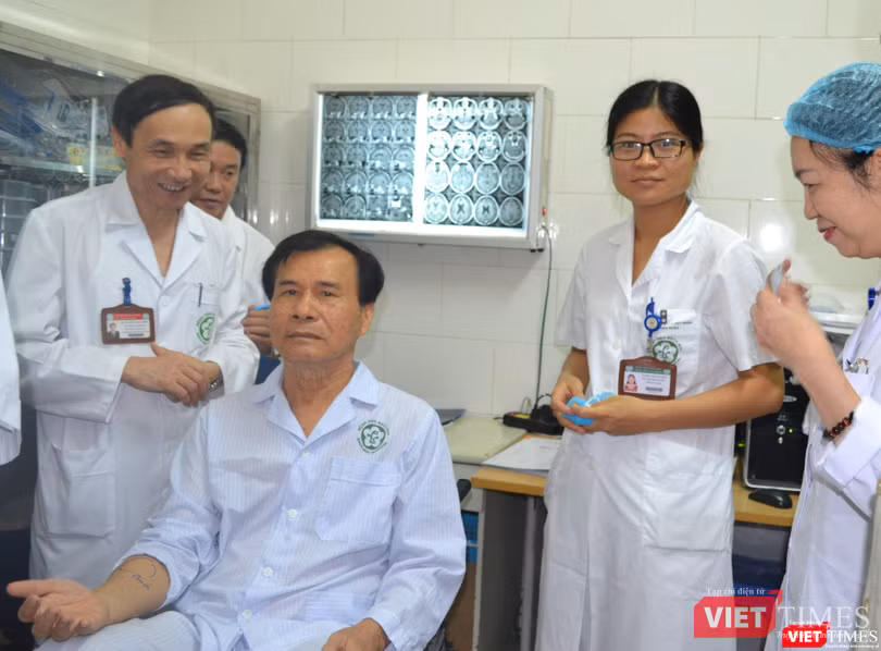 GS.TS. Mai Trọng Khoa và các cộng sự chúc mừng bệnh nhân ung thư đã được điều trị thành công GS.TS. Mai Trọng Khoa và các cộng sự chúc mừng bệnh nhân ung thư đã điều trị thành công