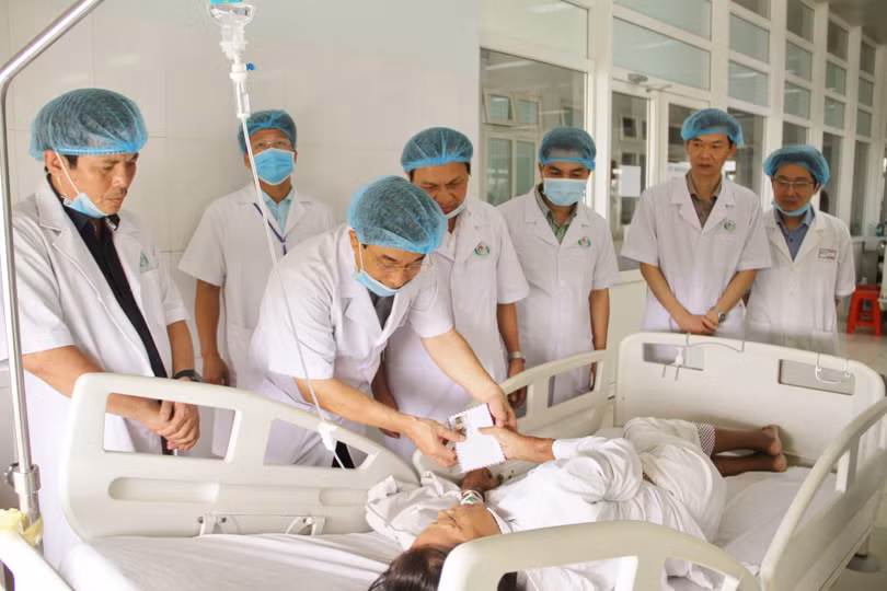 Thăm hỏi và tặng quà cho bệnh nhân nặng đang điều trị tại BV Hữu nghị Đa khoa Nghệ An