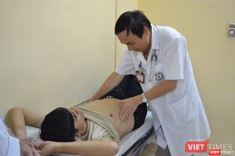 GS.TS. Mai Trọng Khoa kiểm tra sức khỏe cho bệnh nhân ung thư khi điều trị bằng các kỹ thuật tiên tiến GS.TS. Mai Trọng Khoa kiểm tra sức khỏe cho bệnh nhân ung thư khi điều trị bằng các kỹ thuật tiên tiến
