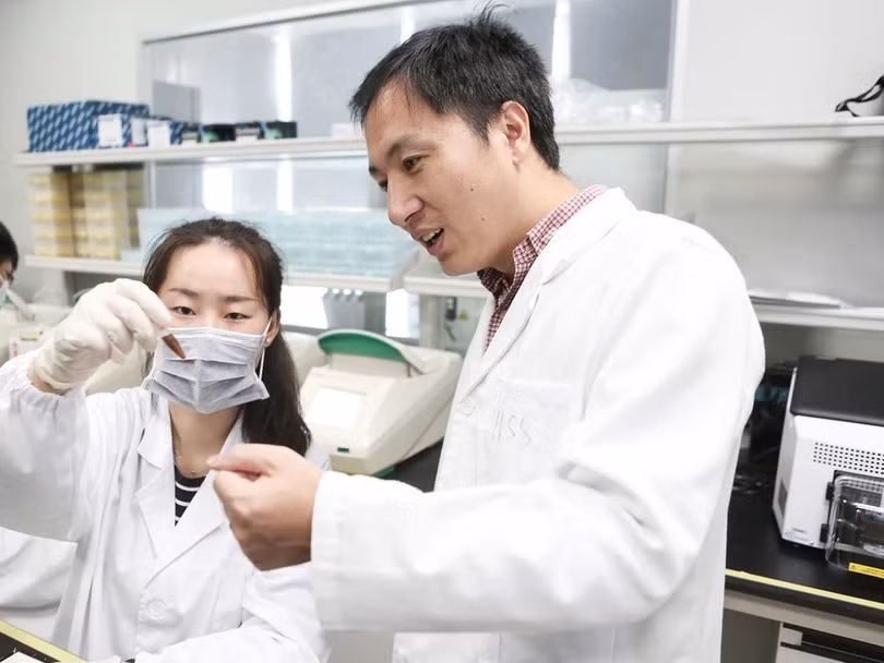 Ông Hạ Kiến Khuê và đồng nghiệp trong phòng thí nghiệm. Ông Hạ Kiến Khuê và đồng nghiệp trong phòng thí nghiệm.