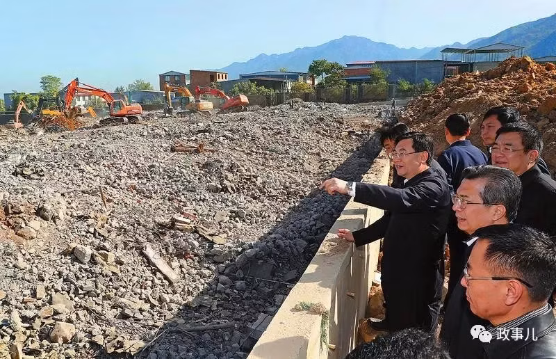 Ông Từ Lệnh Nghĩa, Phó Bí thư UBKTKLTW trực tiếp chỉ đạo việc phá dỡ các biệt thự. Ông Từ Lệnh Nghĩa, Phó Bí thư UBKTKLTW trực tiếp chỉ đạo việc phá dỡ các biệt thự.