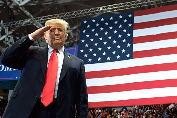 Ông Donald Trump tất bật đi khắp các nơi để tuyên truyền vận động bầu cử cho các ứng cử viên của Đảng Cộng hòa. Ông Donald Trump tất bật đi khắp các nơi để tuyên truyền vận động bầu cử cho các ứng cử viên của Đảng Cộng hòa.