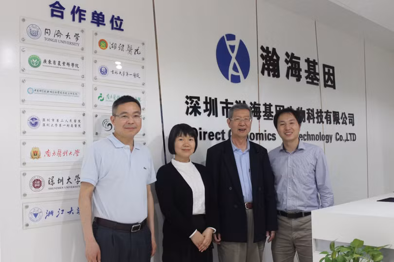 Ông Hạ Kiến Khuê (phải) và các đồng sự tại Công ty khoa học sinh vật Direct Genomics Thâm Quyến do ông thành lập. Ông Hạ Kiến Khuê (phải) và các đồng sự tại Công ty khoa học sinh vật Direct Genomics Thâm Quyến do ông thành lập.
