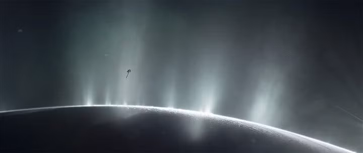 Tàu vũ trụ Cassini của NASA bay qua các luồng sáng trên vệ tinh Enceladus của Sao Thổ vào tháng 10-2015. Ảnh: Finance Yahoo Tàu vũ trụ Cassini của NASA bay qua các luồng sáng trên vệ tinh Enceladus của Sao Thổ vào tháng 10-2015. Ảnh: Finance Yahoo