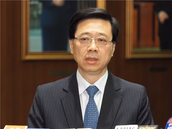 Cục trưởng Bảo an Hồng Kông Lý Gia Siêu kêu gọi những người còn ở trong Đại học Bách Khoa sớm ra đầu thú. Cục trưởng Bảo an Hồng Kông Lý Gia Siêu kêu gọi những người còn ở trong Đại học Bách Khoa sớm ra đầu thú.