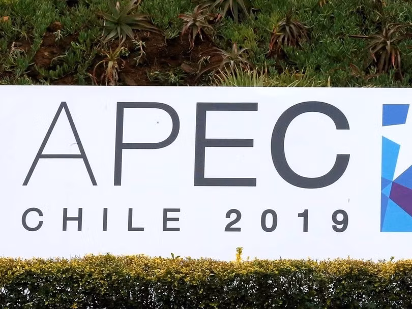 Việc Chile bất ngờ hủy bỏ Hội nghị thượng đỉnh APEC do bất ổn chính trị trong nước khiến kế hoạch gặp gỡ giữa hai ông Donald Trump - Tập Cận Bình và việc ký Hiệp định thương mại bị ảnh hưởng.