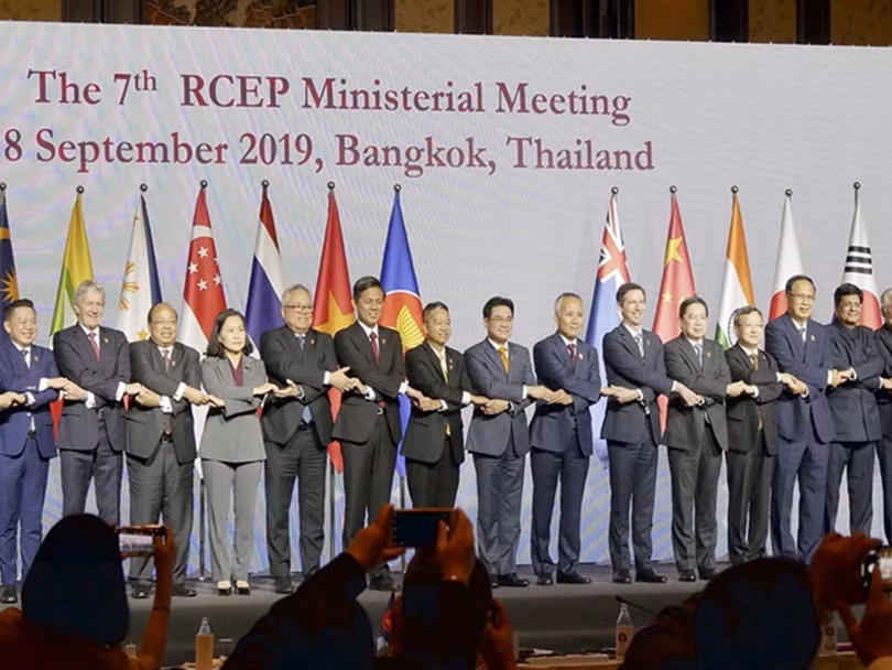 Hội nghị Thượng đỉnh RCEP do Trung Quốc hậu thuẫn tại Bangkok hôm 4/11 đã không ký được Hiệp định do Ấn Độ bất ngờ rút ra vào phút chót. Hội nghị Thượng đỉnh RCEP do Trung Quốc hậu thuẫn tại Bangkok hôm 4/11 đã không ký được Hiệp định do Ấn Độ bất ngờ rút ra vào phút chót.