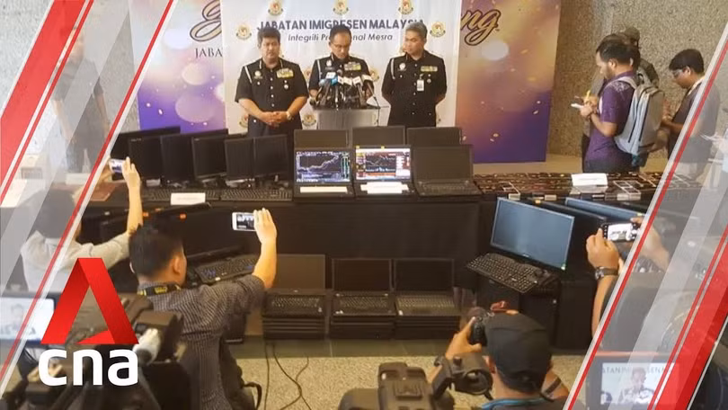 Cục Di trú Malaysia họp báo công bố về vụ bắt giữ hôm 21/11. Cục Di trú Malaysia họp báo công bố về vụ bắt giữ hôm 21/11.