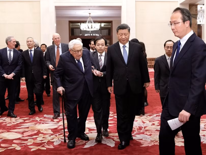 Ông Tập Cận Bình đón cựu Ngoại trưởng Mỹ Henry Kissinger và khách quốc tế tại Đại lễ đường Nhân dân. Ông Tập Cận Bình đón cựu Ngoại trưởng Mỹ Henry Kissinger và khách quốc tế tại Đại lễ đường Nhân dân.