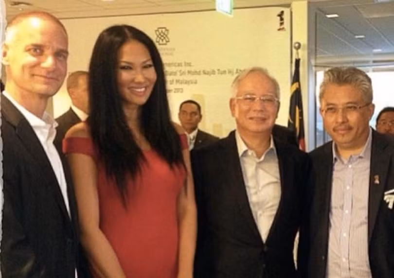 Giám đốc Goldman Sachs Group Singapore Tim Leissner (trái) và cựu Thủ tướng Malaysia Najib Razak (thứ 2, phải sang).