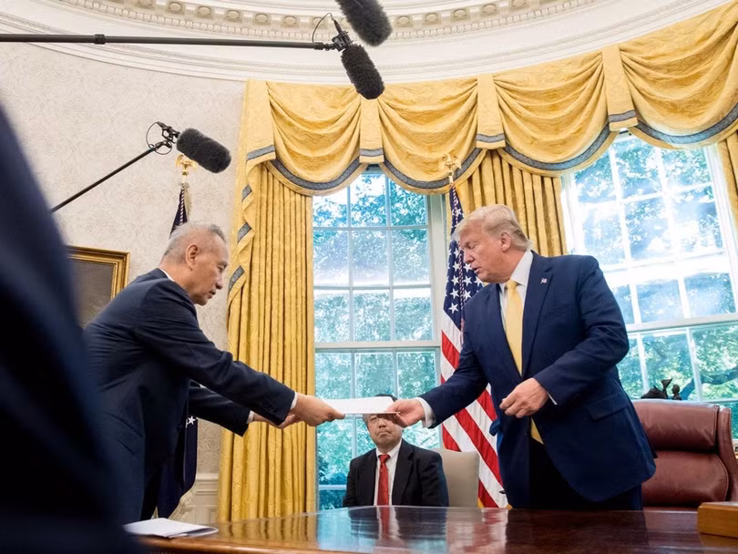 Ông Donald Trump tiếp Phó Thủ tướng Trung Quốc Lưu Hạc tại Nhà Trắng sau khi kết thúc vòng đàm phán thứ 13 với thỏa thuận về việc sẽ ký Hiệp định thương mại giai đoạn đầu giữa hai nước. Ông Donald Trump tiếp Phó Thủ tướng Trung Quốc Lưu Hạc tại Nhà Trắng sau khi kết thúc vòng đàm phán thứ 13 với thỏa thuận về việc sẽ ký Hiệp định thương mại giai đoạn đầu giữa hai nước.