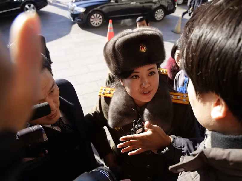 Đại tá Hyon Song-wol, Ủy viên Trung ương Đảng Lao động Triều Tiên, Trưởng đoàn ban nhạc Moranbong. Đại tá Hyon Song-wol, Ủy viên Trung ương Đảng Lao động Triều Tiên, Trưởng đoàn ban nhạc Moranbong.