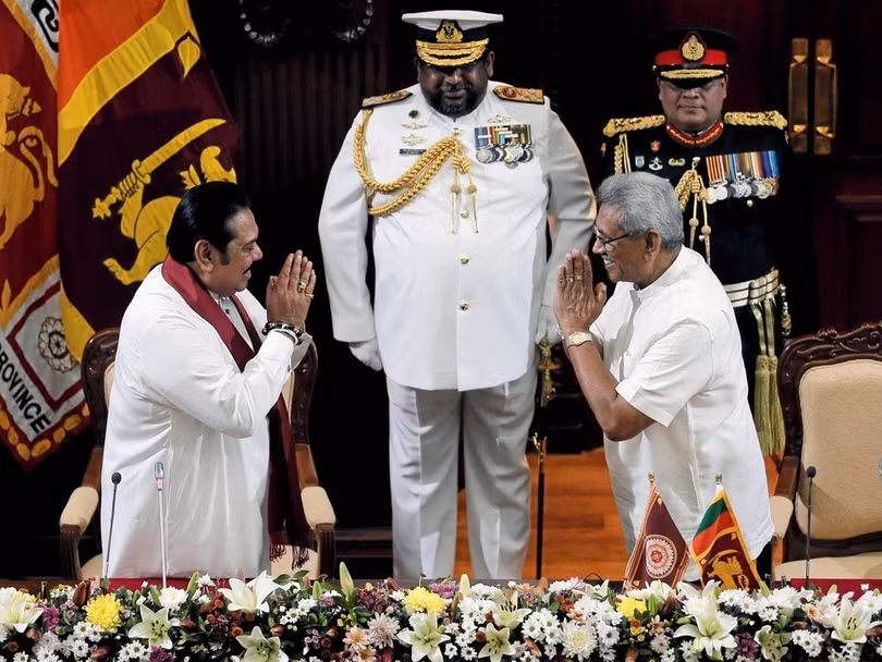 Ngày 21 tháng 11, Tổng thống Gotabhaya Rajapaksa (phải) đã bổ nhiệm người anh trai, cựu Tổng thống Mahinda Rajapaksa (trái) làm thủ tướng mới của Srilanka.