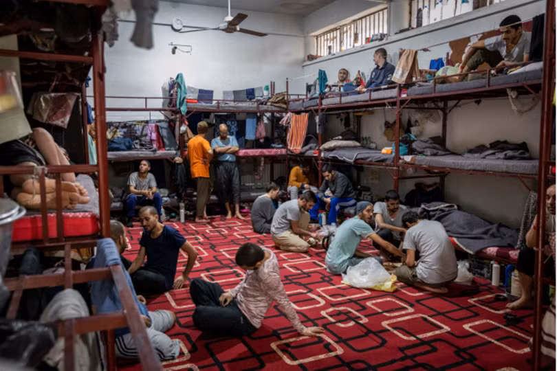 Các thành viên IS bị giam giữ trong một trại tạm giam của người Kurd. Các thành viên IS bị giam giữ trong một trại tạm giam của người Kurd.