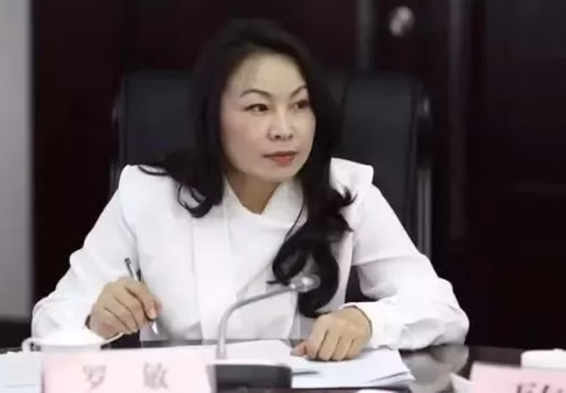 La Mẫn, Chủ tịch Liên hiệp HTX tín dụng tỉnh Vân Nam thăng chức trên giường với Phó chủ tịch tỉnh Tào Kiến Phương.