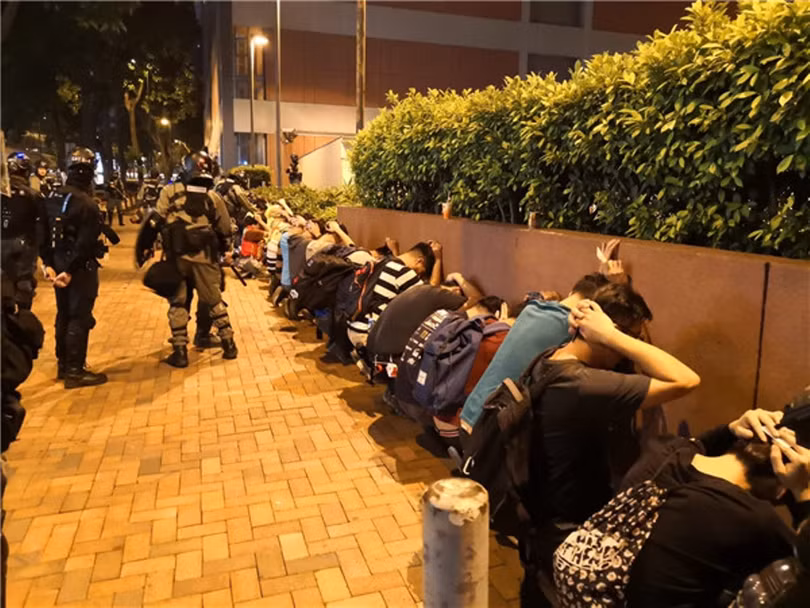 Những người trên 18 tuổi cố thủ trong Đại học Bách Khoa sau khi ra đầu hàng cảnh sát đều bị bắt giữ. Những người trên 18 tuổi cố thủ trong Đại học Bách Khoa sau khi ra đầu hàng cảnh sát đều bị bắt giữ.