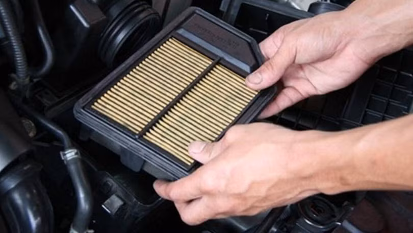 Để đảm bảo xe vận hành ổn định, chủ xe nên vệ sinh “lá chắn” này sau khoảng 5.000 km và thay thế mới từ 20.000 đến 30.000 km di chuyển Để đảm bảo xe vận hành ổn định, chủ xe nên vệ sinh “lá chắn” này sau khoảng 5.000 km và thay thế mới từ 20.000 đến 30.000 km di chuyển