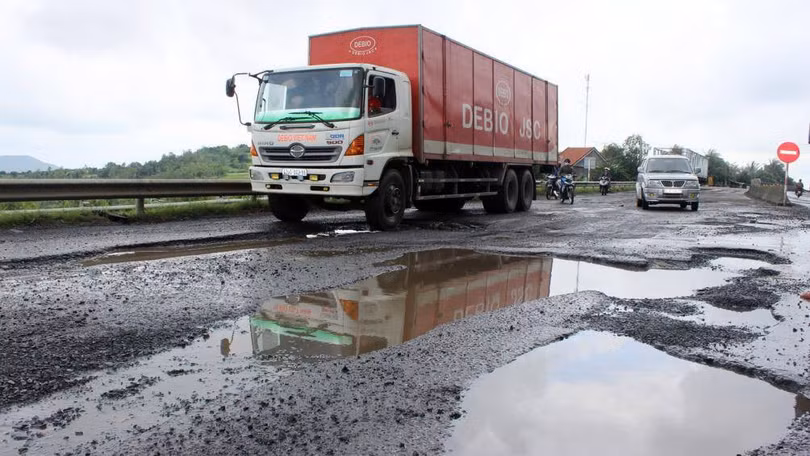 Những ổ gà trên đường có thể là nguyên nhân tiềm ẩn cho việc xe chệch hướng, gầm xe cọ xát, xe bị xóc gây khó chịu hay ảnh hưởng chất lượng xe Những ổ gà trên đường có thể là nguyên nhân tiềm ẩn cho việc xe chệch hướng, gầm xe cọ xát, xe bị xóc gây khó chịu hay ảnh hưởng chất lượng xe