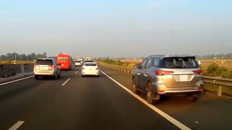 Nhiều tài xế còn đi vào làn khẩn cấp trên cao tốc và dùng đèn báo khẩn cấp để vượt xe Nhiều tài xế còn đi vào làn khẩn cấp trên cao tốc và dùng đèn báo khẩn cấp để vượt xe