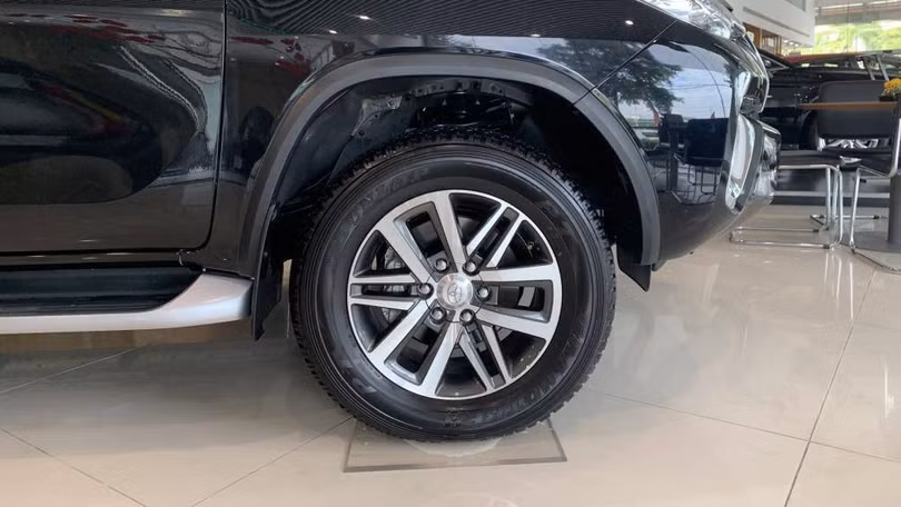 Khi chạy xe, vành bị va với lề đường hoặc bị các vật cứng va phải có thể không gây hư hỏng nhưng nếu chú ý có thể sau đó xe chạy bị rung Khi chạy xe, vành bị va với lề đường hoặc bị các vật cứng va phải có thể không gây hư hỏng nhưng nếu chú ý có thể sau đó xe chạy bị rung