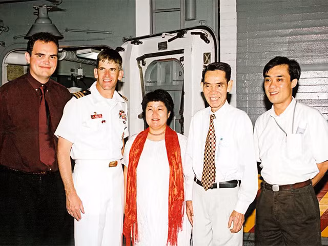 Ngày 19/11/2003, USS Vandergrift, tàu chiến đầu tiên của Hải quân Mỹ ghé thăm cảng Sài Gòn kể từ khi kết thúc chiến tranh Việt Nam. Ngày 19/11/2003, USS Vandergrift, tàu chiến đầu tiên của Hải quân Mỹ ghé thăm cảng Sài Gòn kể từ khi kết thúc chiến tranh Việt Nam.