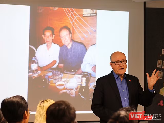 "Phạm Xuân Ẩn là một nhà phân tích tình báo đại tài, cả về mặt tình báo và quân sự”, GS. Larry Berman lý giải. "Phạm Xuân Ẩn là một nhà phân tích tình báo đại tài, cả về mặt tình báo và quân sự”, GS. Larry Berman lý giải.