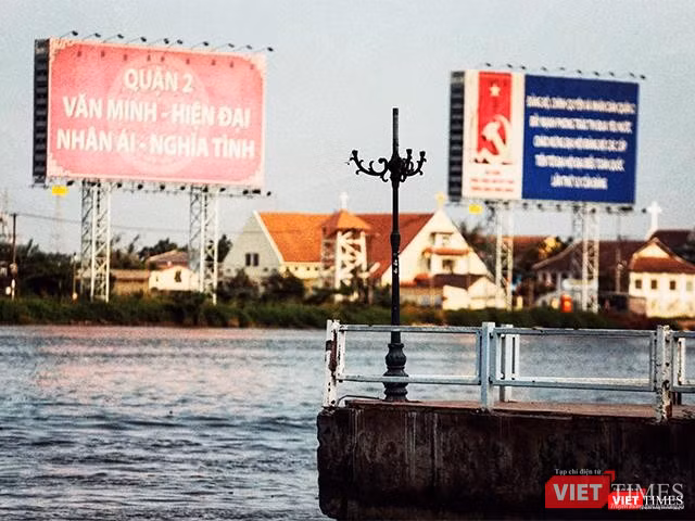 Một "Quận 2: Văn minh - hiện đại - nhân ái - nghĩa tình" từng là niềm mơ ước của nhiều thế hệ. Ảnh: Mai Kỳ. Một "Quận 2: Văn minh - hiện đại - nhân ái - nghĩa tình" từng là niềm mơ ước của nhiều thế hệ. Ảnh: Mai Kỳ.