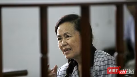 Bà Trần Ngọc Sương tại phiên tòa phúc thẩm xét xử vụ án "Lập quỹ trái phép" ở NTSH, do Tòa án Nhân dân TP. Cần Thơ xét xử ngày 19/11/2009. Ảnh: GVT.