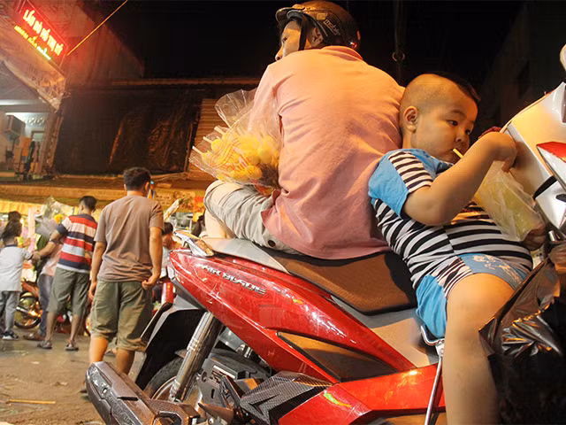 Hai bố con thực hiện nhiệm vụ lúc 2h sáng: Ngồi trông hoa. Hai bố con thực hiện nhiệm vụ lúc 2h sáng: Ngồi trông hoa.
