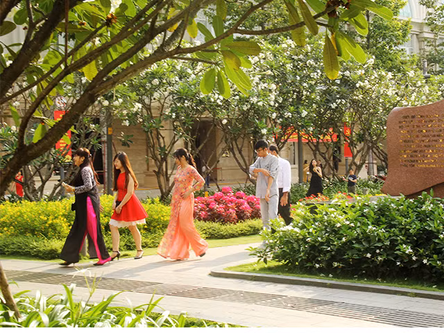Diện áo dài đi ngắm đường hoa là một nét đẹp thảnh thơi của phụ nữ phương Nam ngày đầu năm mới.