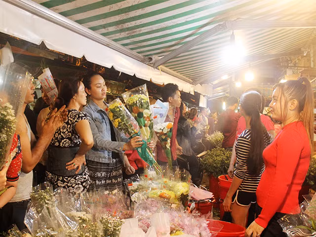 Đi kèm mỗi bó hoa luôn là một nụ cười của cô chủ sạp, dù khách tới chỉ ngắm rồi đi. Đi kèm mỗi bó hoa luôn là một nụ cười của cô chủ sạp, dù khách tới chỉ ngắm rồi đi.