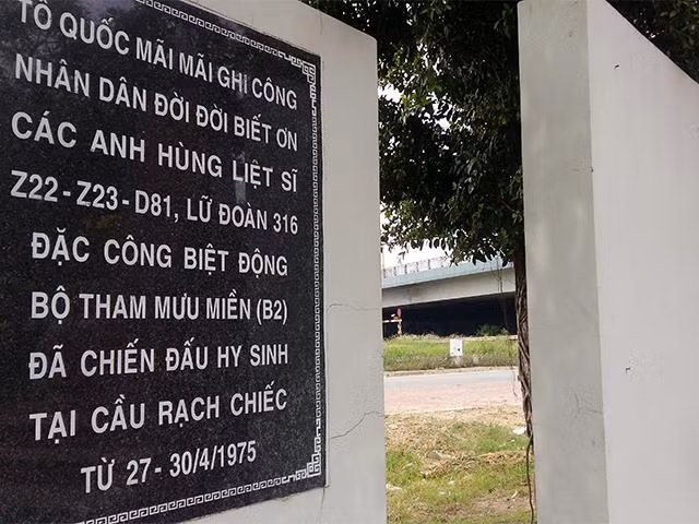 Tấm bia ghi nhớ nằm ngay dưới chân cầu Rạch Chiếc, gần mé sông Rạch Chiếc ngày nay.