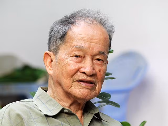 “Ngày trước cán bộ phải lặn sâu vào dân, xin cơm dân ăn, xa dân là đói, bám dân mà sống, nhờ một tay người dân che chở", Đại tá Tư Cang kể lại. Ảnh: GVT.